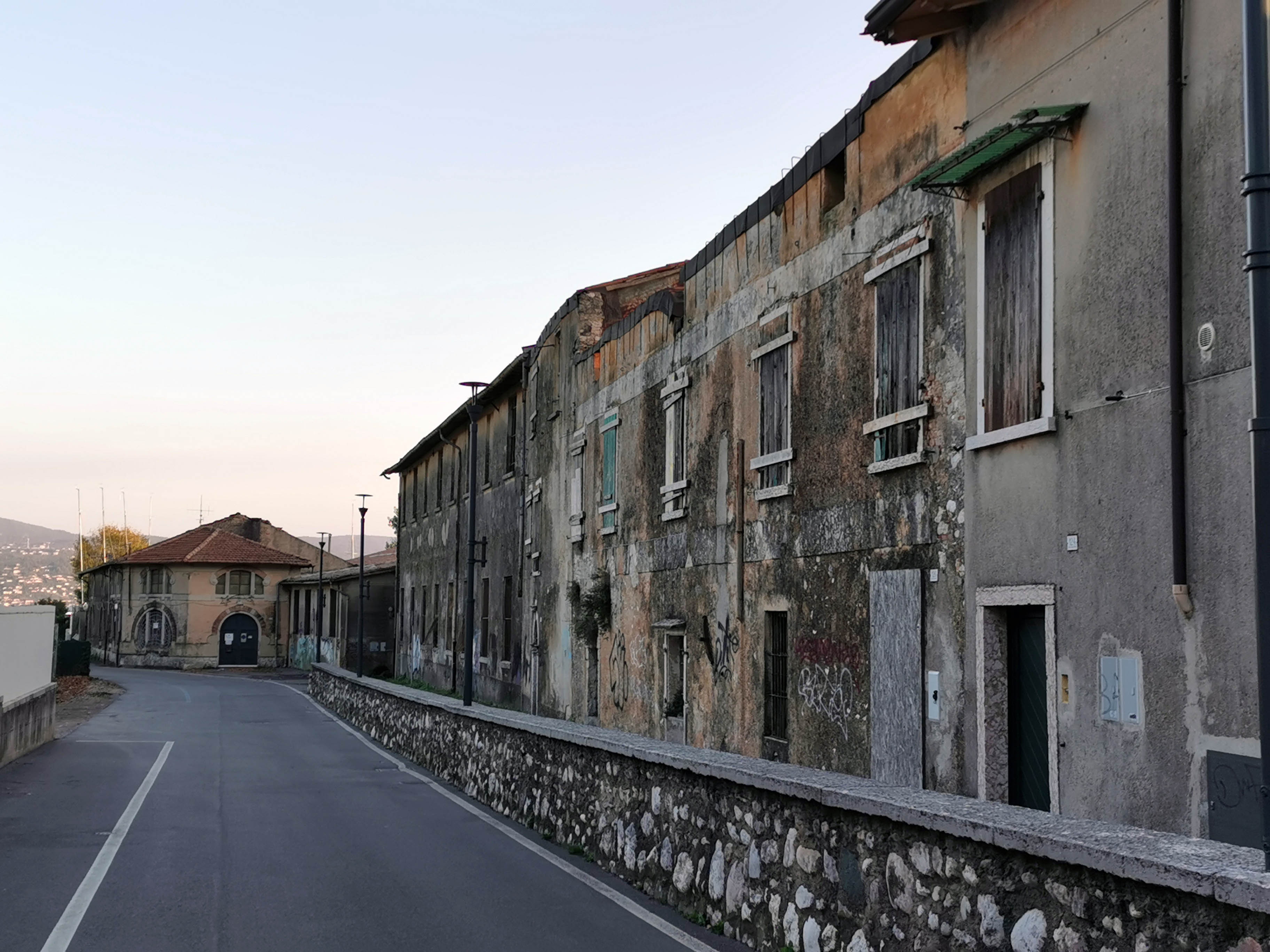 Immagine relativa a IMMOBILI UBICATI SU VIA RELIGIONE FACENTI PARTE DELL’EX COMPLESSO PRODUTTIVO DENOMINATO CENTRO NAUTICO DEL GARDA